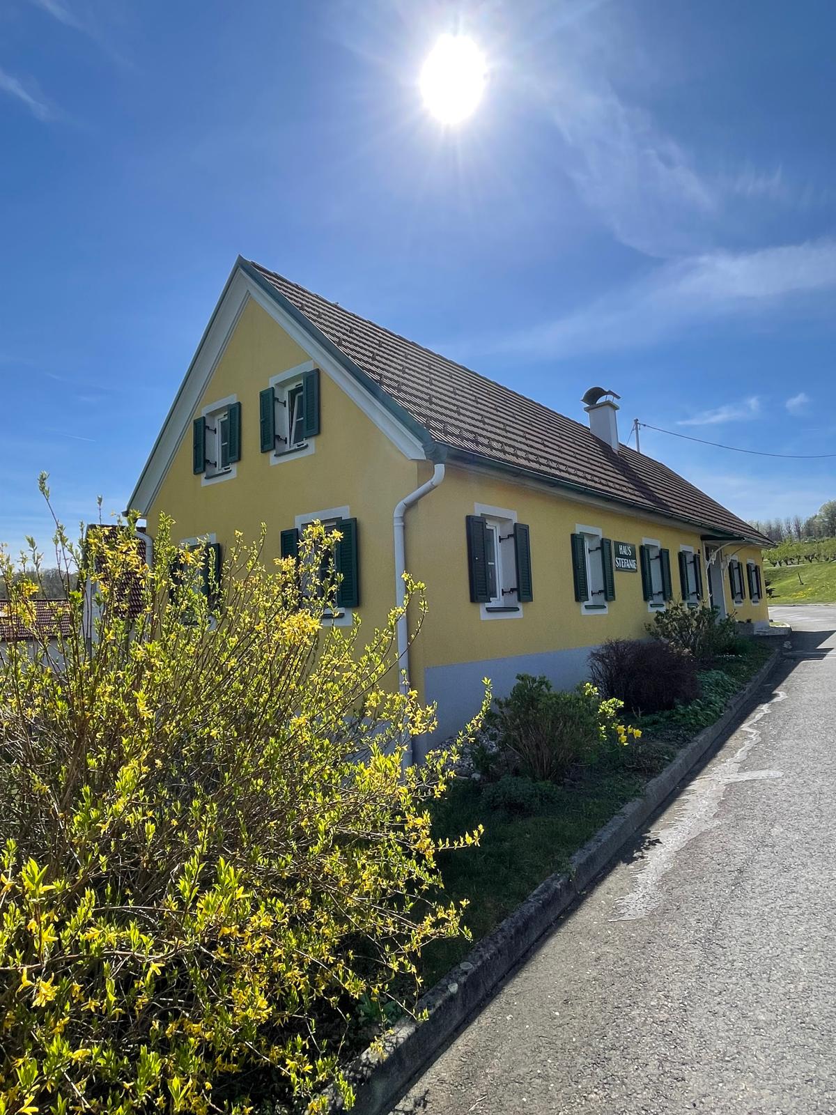 Haus Stefanie im Vulkanland Steiermark bei goldenem Sonnenuntergang