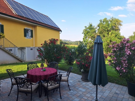 Haus Stefanie im Vulkanland Steiermark bei goldenem Sonnenuntergang
